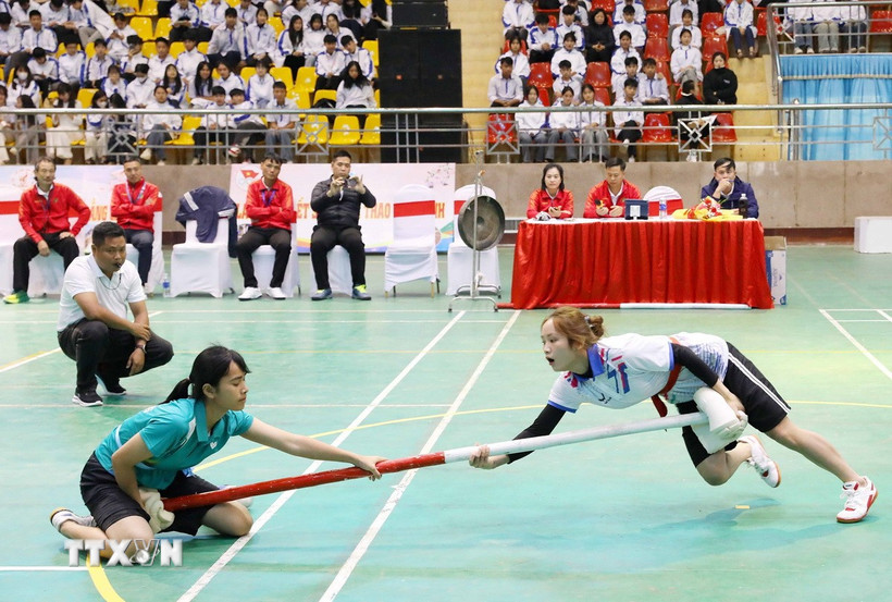 VĐV Triệu Bàn Tuyết Nhi, đội Bắc Giang (bên phải) và VĐV H Cư Niê của đội Đắc Nông tranh tài ở nội dung nữ 51kg. (Ảnh: Trung Kiên/TTXVN)