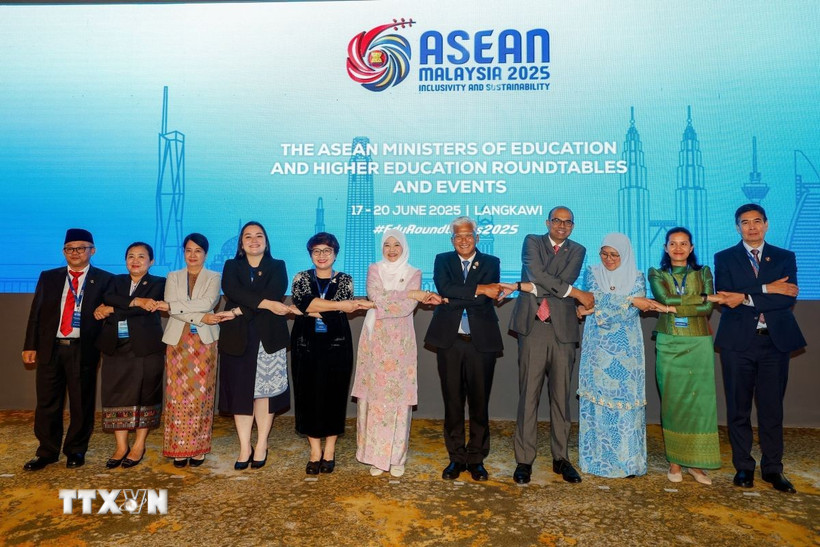 Các Bộ trưởng Giáo dục ASEAN tham dự Hội nghị bàn tròn Bộ Giáo dục và Giáo dục Đại học ASEAN tại Langkawi ngày 19/6. (Ảnh: TTXVN phát)