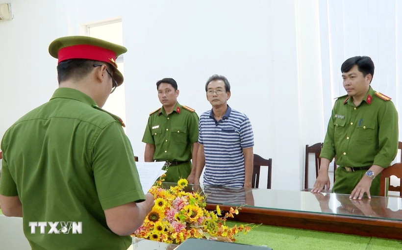 Cơ quan Cảnh sát điều tra Công an tỉnh Bạc Liêu tống đạt quyết định khởi tố bị can đối với Huỳnh Bá Phúc. (Ảnh: Trọng Thức/TTXVN phát)