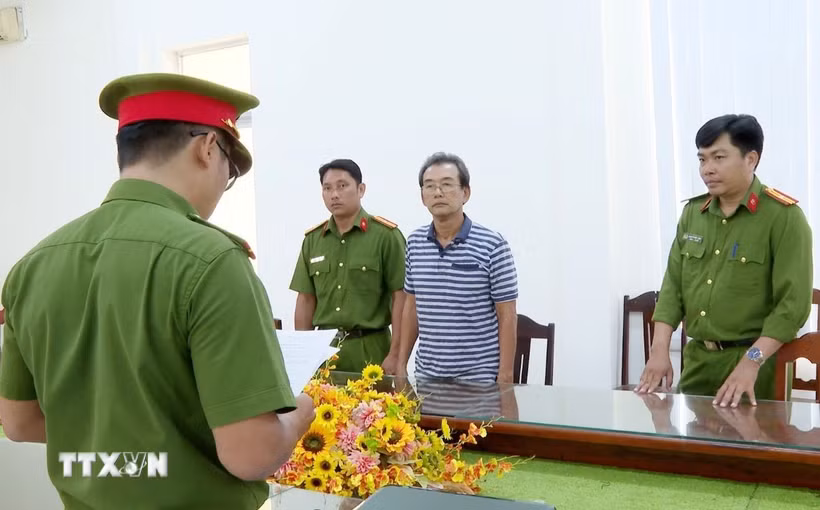 Cơ quan Cảnh sát điều tra Công an tỉnh Bạc Liêu tống đạt quyết định khởi tố bị can đối với Huỳnh Bá Phúc. (Ảnh: Trọng Thức/TTXVN phát)