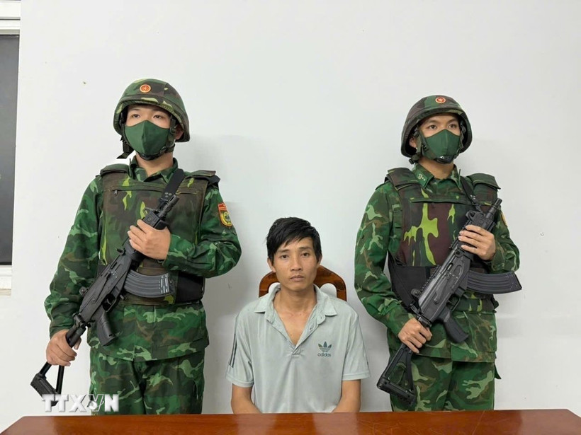 Đối tượng Phạm Huỳnh Giỏi bị bắt giữ tại Đồn Biên phòng Ninh Điền vì hành vi tổ chức cho người khác xuất cảnh trái phép. (Ảnh: TTXVN phát) 