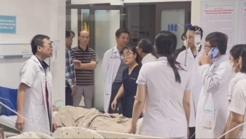 Các bác sỹ Bệnh viện Hữu Nghị Quảng Bình nỗ lực cứu sống 2 nạn nhân bị điện giật nguy kịch.