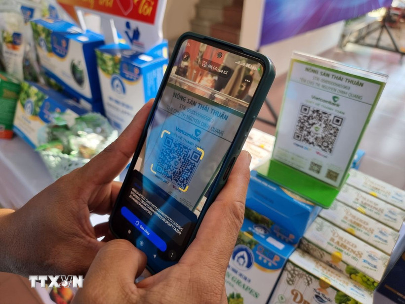 Khách hàng chuyển tiền nhanh từ quét mã QR. (Ảnh: Nguyễn Thành/TTXVN)