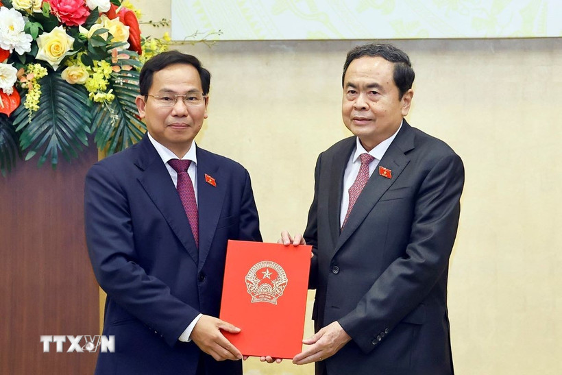 Chủ tịch Quốc hội Trần Thanh Mẫn trao Quyết định cho ông Lê Quang Mạnh, tân Phó Chủ nhiệm Thường trực Văn phòng Quốc hội; phân công chỉ đạo, điều hành hoạt động của Văn phòng Quốc hội, thực hiện nhiệm vụ của Tổng Thư ký Quốc hội-Chủ nhiệm Văn phòng Quốc hội cho đến khi kiện toàn chức danh Tổng Thư ký Quốc hội-Chủ nhiệm Văn phòng Quốc hội. (Ảnh: Doãn Tấn/TTXVN) 