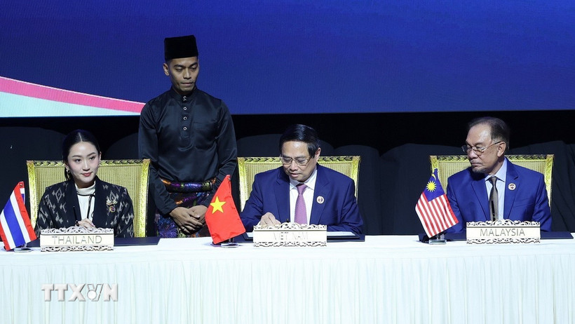 Thủ tướng Phạm Minh Chính cùng lãnh đạo các nước ASEAN ký Tuyên bố Kuala Lumpur “ASEAN 2045: Tương lai chung của chúng ta". (Ảnh: Dương Giang/TTXVN)