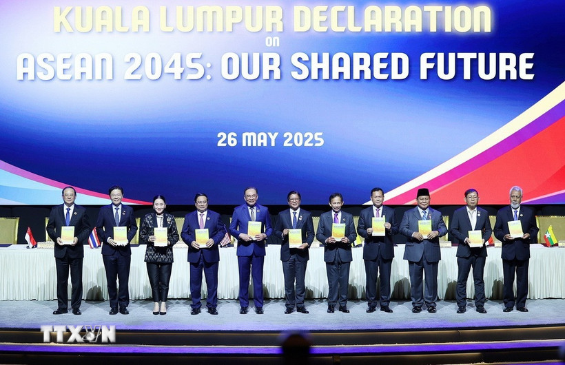 Thủ tướng Phạm Minh Chính cùng lãnh đạo các nước ASEAN và Timor-Leste ký Tuyên bố Kuala Lumpur “ASEAN 2045: Tương lai chung của chúng ta". Ảnh: Dương Giang-TTXVN