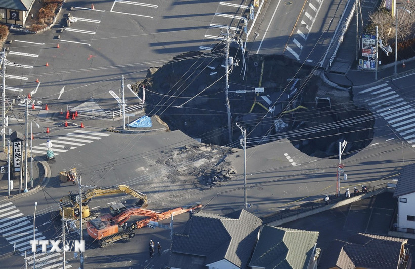 Hố tử thần xuất hiện tại nút giao ở thành phố Yashio, quận Saitama, Nhật Bản ngày 28/1/2025. (Ảnh: Kyodo/TTXVN)