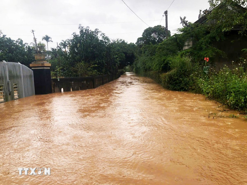 Nhiều tuyến đường thôn ở xã Ái Tử bị ngập sâu. (Ảnh: Tường Vi/TTXVN)