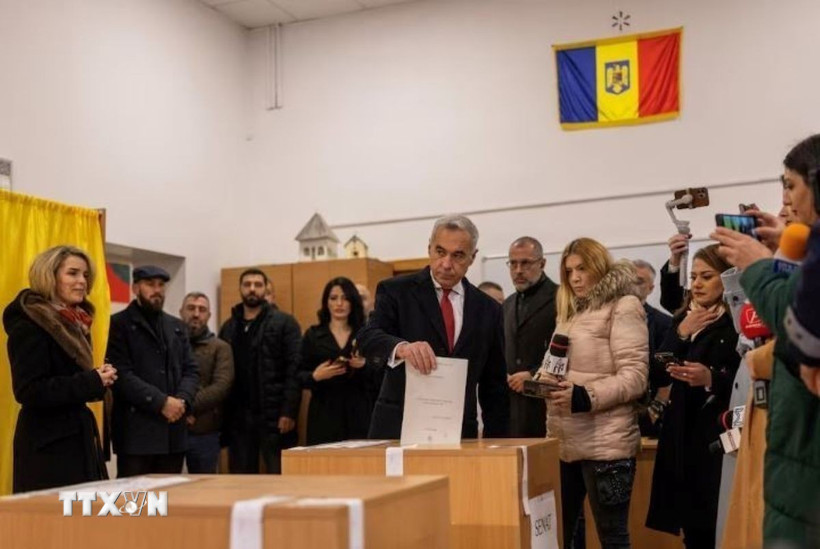 Ứng viên tranh cử Tổng thống Calin Georgescu bỏ phiếu bầu Quốc hội tại điểm bầu cử ở Mogosoaia, Romania, ngày 1/12/2024. (Ảnh: REUTERS/TTXVN) 