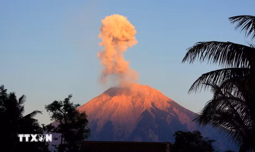 (Tư liệu) Tro bụi phun lên từ núi lửa Semeru, nhìn từ Lumajang, Đông Java, Indonesia. (Ảnh: THX/TTXVN)