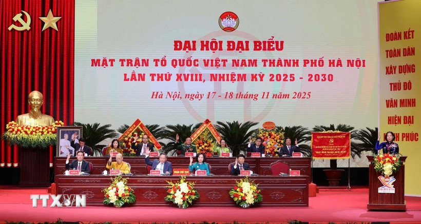 Đoàn Chủ tịch thông qua Nghị quyết Đại hội. (Ảnh: TTXVN phát)