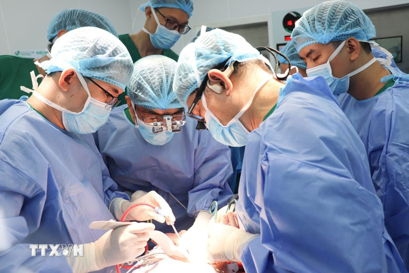 Các bác sỹ Bệnh viện Nhi đồng 2 tiến hành 1 ca phẫu thuật. (Ảnh: TTXVN phát)