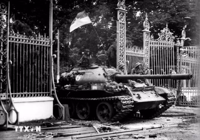 11h30 phút ngày 30/4/1975, xe tăng quân Giải phóng băng qua cánh cổng sắt, đánh chiếm Phủ Tổng thống ngụy Sài Gòn, sào huyệt cuối cùng của quân địch, kết thúc oanh liệt cuộc trường chinh 30 năm chống ngoại xâm của dân tộc. (Ảnh: Mai Hưởng/TTXVN)