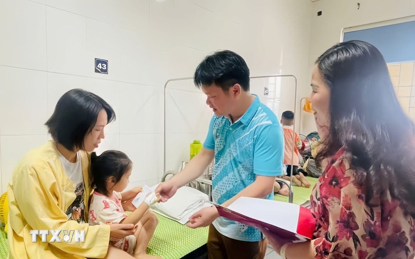 Lãnh đạo thành phố Cao Bằng thăm hỏi các em nghi bị ngộ độc thực phẩm được điều trị tại Bệnh viện đa khoa tỉnh. (Ảnh: TTXVN phát)