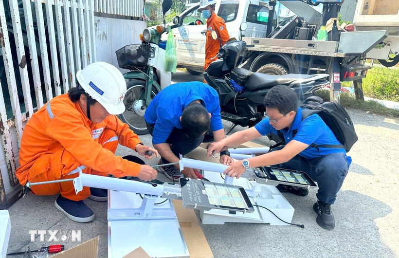 Các kỹ sư trẻ thử nghiệm mô hình lưới điện. (Ảnh: TTXVN phát)