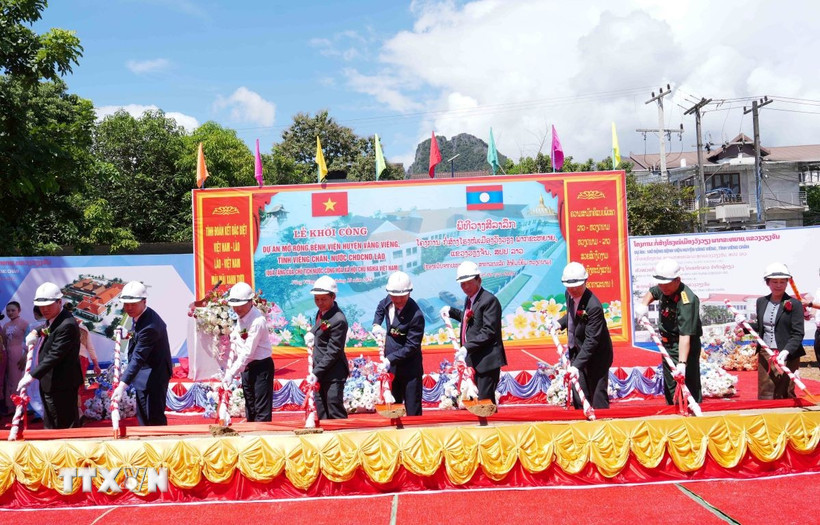 Đại sứ Việt Nam tại Lào cũng lãnh đạo tỉnh Vangvieng và lãnh đạo Công ty Trách nhiệm hữu hạn MTV xây dựng COECO Lào thực hiện nghi thức khởi công dự án. (Ảnh: Xuân Tú/TTXVN) 