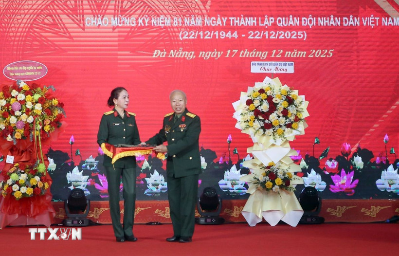 Thượng tá Trần Thị Anh Thư, Giám đốc Bảo tàng Quân khu 5 (trái) tiếp nhận các hiện vật được trao tặng tại buổi tổng kết. (Ảnh: Trần Lê Lâm/TTXVN)