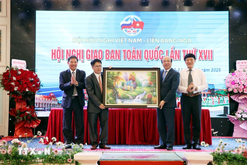 Lãnh đạo Hội hữu nghị Việt Nam-Liên bang Nga tặng bức tranh lưu niệm cho Hội hữu nghị Việt-Nga tỉnh Hải Dương. (Ảnh: Mạnh Tú/TTXVN)