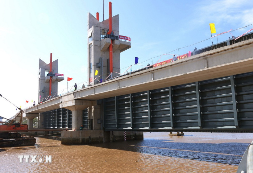 Cống âu Thuyền Rạch Mọp nằm gần sông Hậu (cách cửa biển 41km) được vận hành nhằm ứng phó mặn xâm nhập. (Ảnh: Tuấn Phi/TTXVN)