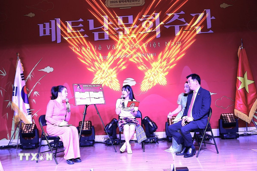 Giao lưu với Cherry Hye-ri, một youtuber Hàn Quốc nổi tiếng nhằm khuyến khích tìm hiểu các thông tin về văn hóa, du lịch Việt Nam. (Ảnh: Khánh Vân/TTXVN)