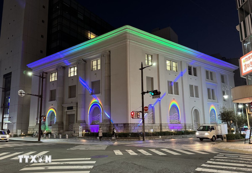 Tòa nhà của Ngân hàng Shizuoka sử dụng đèn HOLOLIGHT để trang trí. (Ảnh: Phạm Tuân/TTXVN)