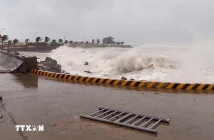 Sóng biển dâng cao ở đảo Lý Sơn do bão số 13. (Ảnh: Phạm Cường/TTXVN)