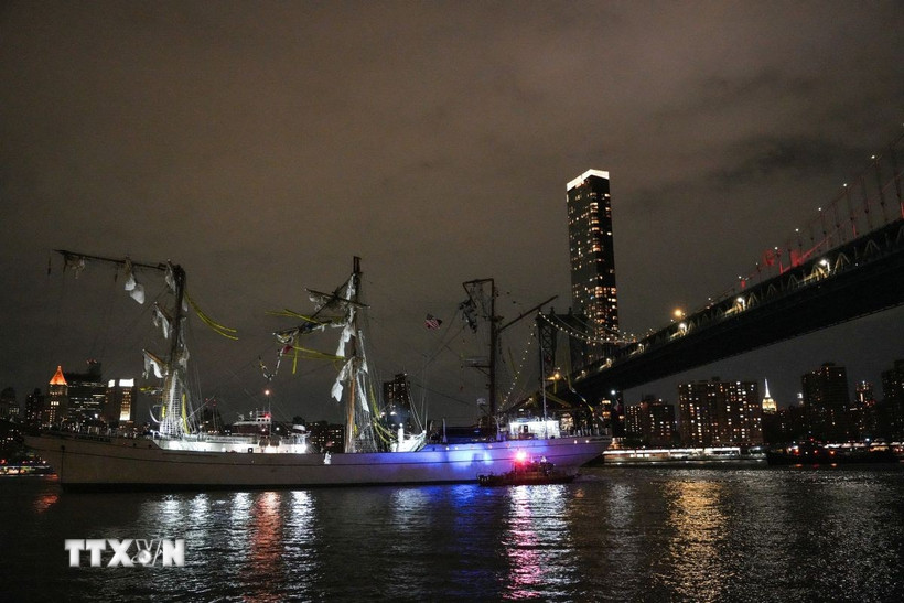 Hiện trường vụ tàu buồm đâm vào cầu Brooklyn tại New York, Mỹ, ngày 17/5/2025. (Ảnh: THX/TTXVN)