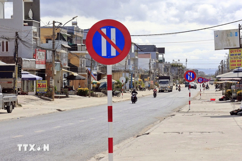 Số lượng biển cắm quá dày gây khó hiểu cho người đi đường tại Lâm Đồng. (Ảnh TTXVN phát)