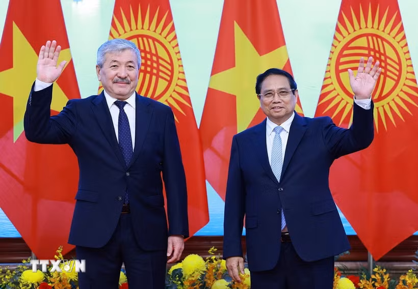 Thủ tướng Phạm Minh Chính và Thủ tướng Kyrgyzstan Adylbek Kasymaliev. (Ảnh: Dương Giang/TTXVN)