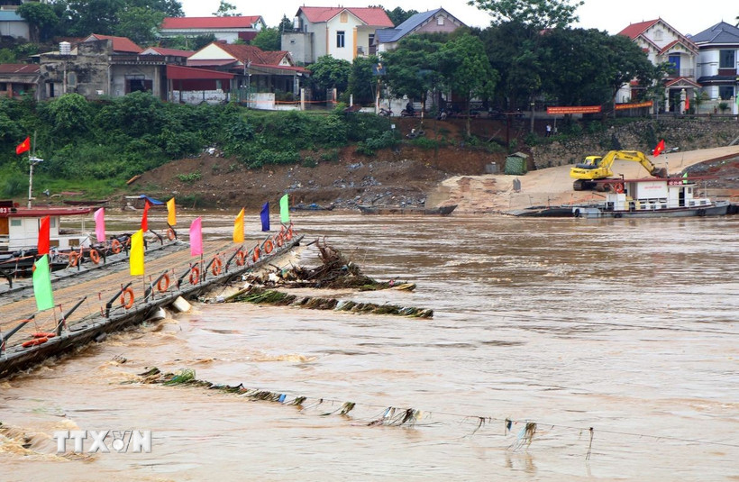 Hiện lưu tốc dòng chảy là rất lớn ảnh hưởng đến an toàn của cầu phao. (Ảnh: Tạ Toàn/TTXVN)