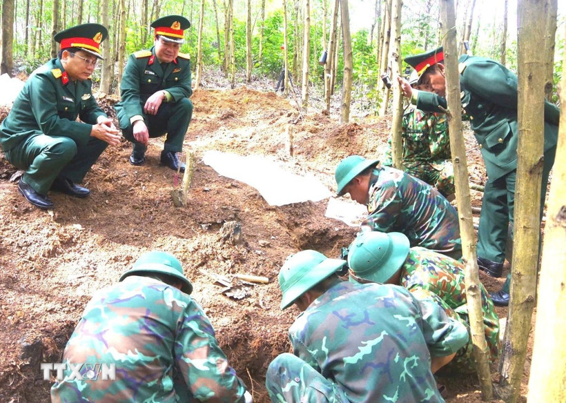 Công tác tìm kiếm, quy tập hài cốt liệt sỹ. (Ảnh: TTXVN phát)