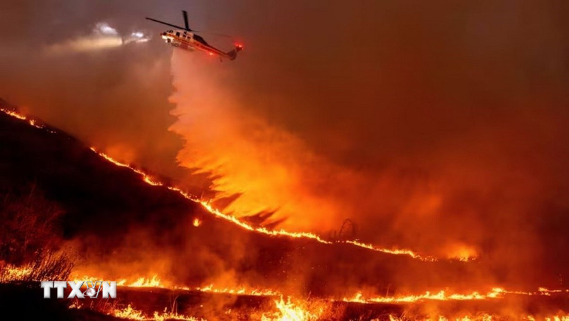 Cháy rừng tại Los Angeles, California, Mỹ. (Ảnh: AP/TTXVN)