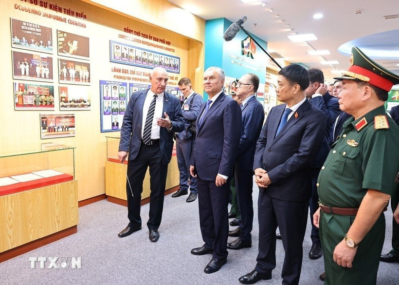 Chủ tịch Duma Quốc gia Nga Vyacheslav Volodin thăm phòng truyền thống của Trung tâm Nhiệt đới Việt-Nga. (Ảnh: Minh Đức/TTXVN) 