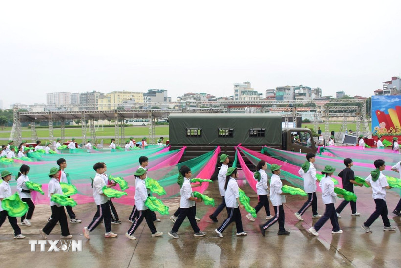 Mỗi bước chân của tuổi trẻ Thủ đô viết tiếp truyền thống hào hùng của đất nước. (Ảnh: Nguyễn Thắng/TTXVN)