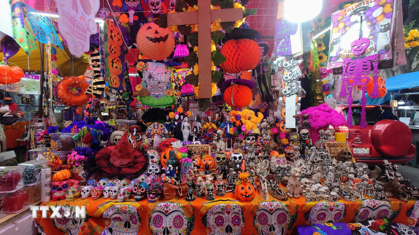 Một gian hàng bán các sản phẩm phục vụ "Lễ hội của người chết - Día de los Muertos" tại chợ Dulces de Ampudia, thủ đô Mexico City, Mexico. (Ảnh: Phi Hùng/TTXVN)
