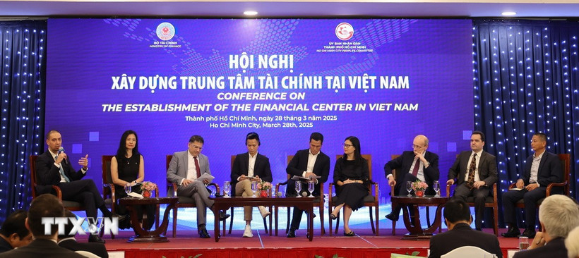 Các diễn giả tham gia thảo luận về các sáng kiến đột phá trong việc phát triển Trung tâm tài chính Việt Nam. (Ảnh: Hứa Chung/TTXVN)