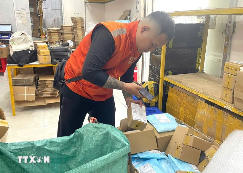 Nhân viên chuyển phát nhanh lấy hàng tại kho trên địa bàn Thành phố Hồ Chí Minh. (Ảnh: Hương Giang/TTXVN) 