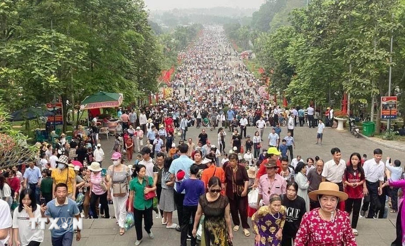 Hàng nghìn du khách đổ về Khu di tích lịch sử quốc gia đặc biệt Đền Hùng, thành phố Việt Trì (Phú Thọ) năm 2024.( Ảnh: Tạ Toàn/TTXVN)