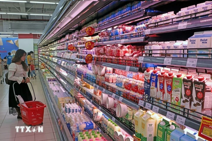 Người mua hàng hóa tại siêu thị. (Ảnh: Trần Việt/TTXVN) Người mua hàng hóa tại siêu thị. (Ảnh: Trần Việt/TTXVN)