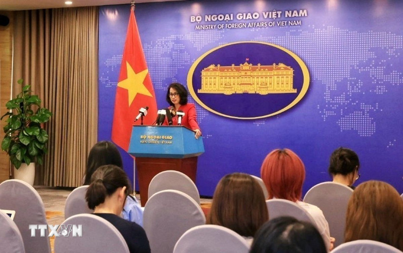 Người phát ngôn Bộ Ngoại giao Phạm Thu Hằng chủ trì họp báo. (Ảnh: Tuấn Anh/TTXVN)
