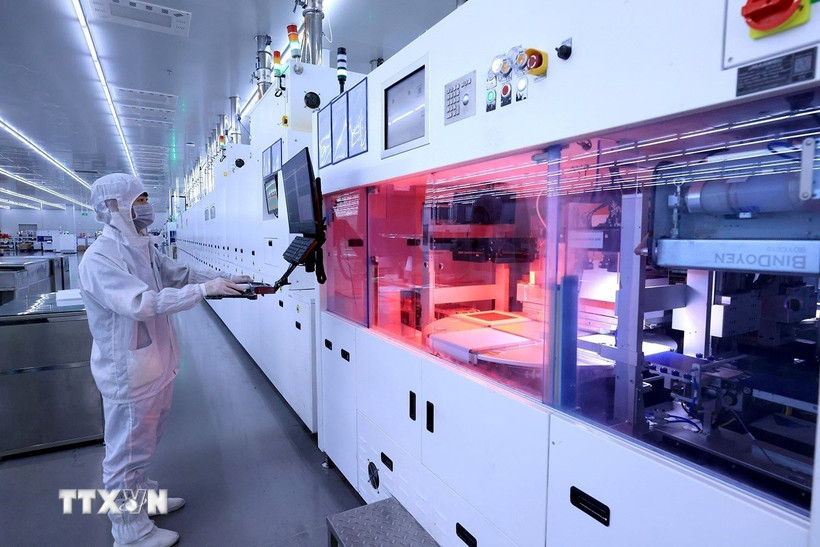 Vận hành dây chuyền sản xuất pin năng lượng mặt trời tại Công ty Trách nhiệm hữu hạn Toyo Solar, khu công nghiệp Cẩm Khê, huyện Cẩm Khê. (Ảnh: Tuấn Anh/TTXVN) 