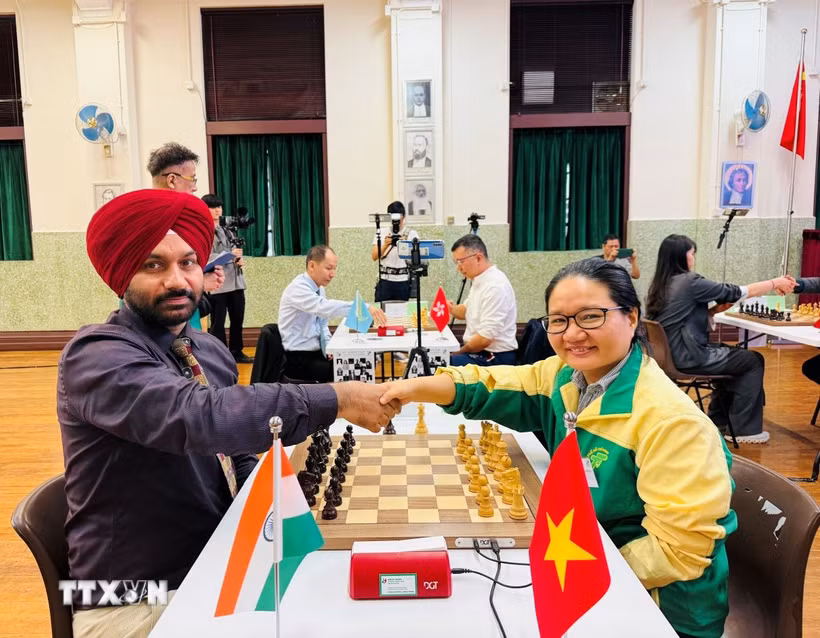 Kỳ thủ Hoàng Thị Bảo Trâm bắt tay kỳ thủ Ấn Độ Arvinder Preet Singh trước trận đấu. (Ảnh: Mạc Luyện/TTXVN)