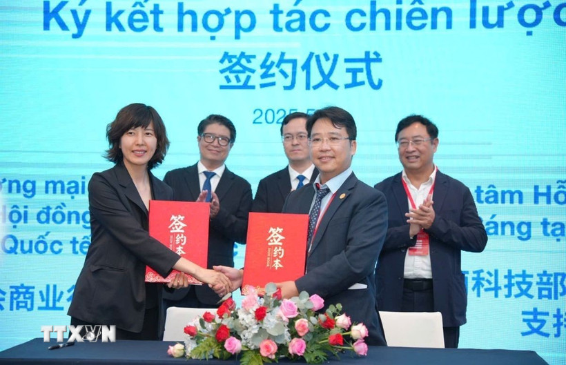 Trung tâm Hỗ trợ Khởi nghiệp sáng tạo Quốc gia và Ủy ban ngành Thương mại thuộc Hội đồng Xúc tiến Thương mại Quốc tế Trung Quốc ký kết hợp tác. (Ảnh: Hương Giang/TTXVN) 