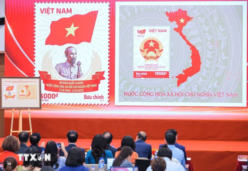 Bộ tem bưu chính đặc biệt ra mắt. (Ảnh: Hoàng Hiếu/TTXVN)