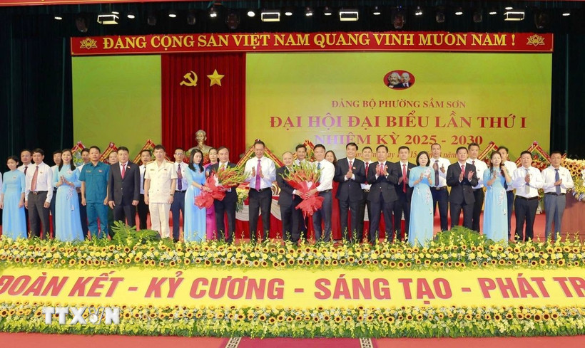 Các đồng chí: Lê Thành Long, Phó Thủ tướng Chính phủ; Trịnh Tuấn Sinh, Phó Bí thư Tỉnh ủy, Chủ tịch Ủy ban Mặt trận Tổ quốc tỉnh Thanh Hóa tặng hoa chúc mừng Ban Chấp hành Đảng bộ phường Sầm Sơn, nhiệm kỳ 2025-2030. (Ảnh: TTXVN phát)