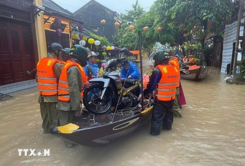 Ngập lụt nghiêm trọng tại thành phố Đà Nẵng. (Ảnh: TTXVN phát)