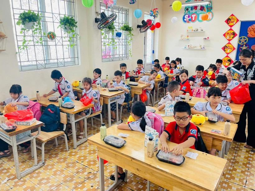 Các nhà trường cần thực hiện nghiêm quy trình “kiểm thực 3 bước” gồm: kiểm tra nguyên liệu đầu vào, kiểm tra trong quá trình chế biến, kiểm tra trước khi sử dụng; thực hiện lưu mẫu thức ăn theo quy định của Bộ Y tế.