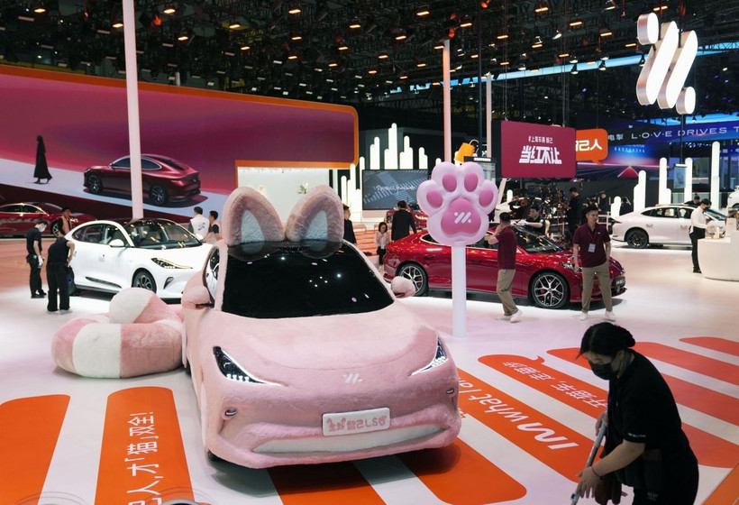 Các mẫu xe điện được giới thiệu tại Triển lãm ôtô Thượng Hải ngày 23/4/2025. (Ảnh: Kyodo/TTXVN)