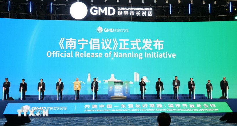 Đại diện các bên ký 14 dự án giao lưu, hợp tác giữa các nước với tổng giá trị đầu tư hợp tác hơn 452 triệu USD. (Ảnh: Quang Hưng/TTXVN). 