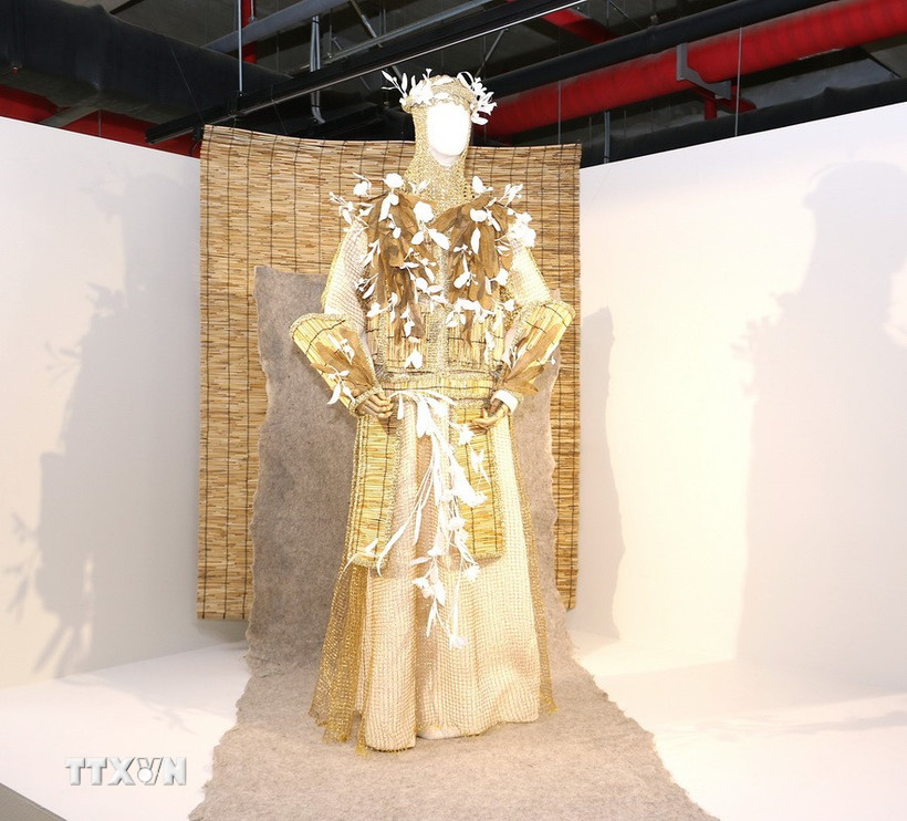 Bộ áo giáp truyền thống làm từ vật liệu tái chế. (Ảnh: TTXVN)